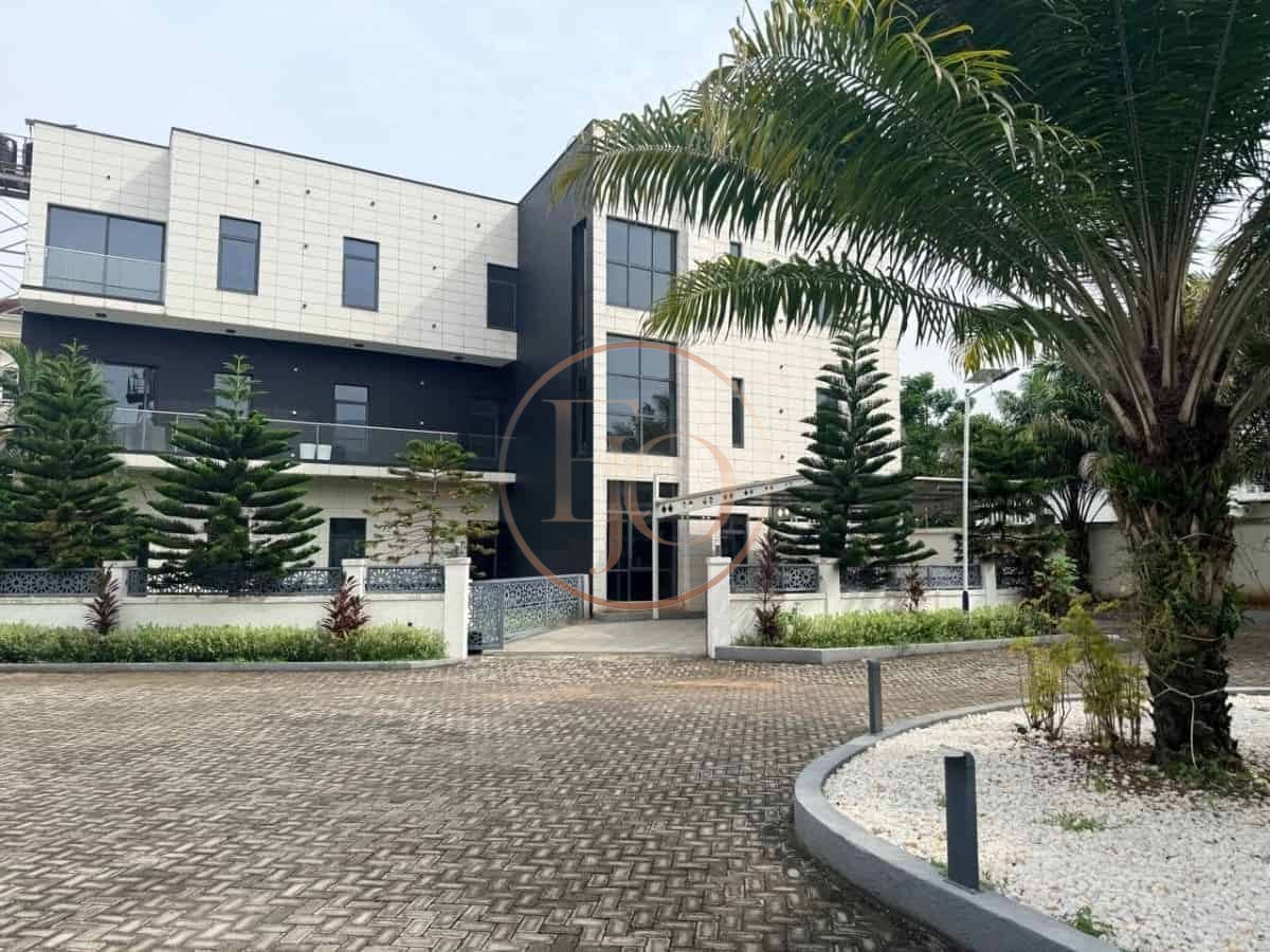 Lifetime Asset 5 Bedroom Waterfront Mansion with Private Jetty