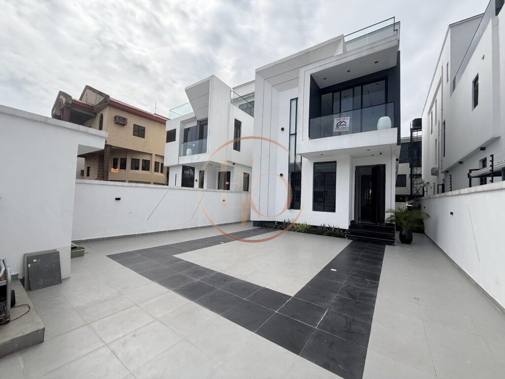 Lovely 5 Bedroom Detached House with Private Pool