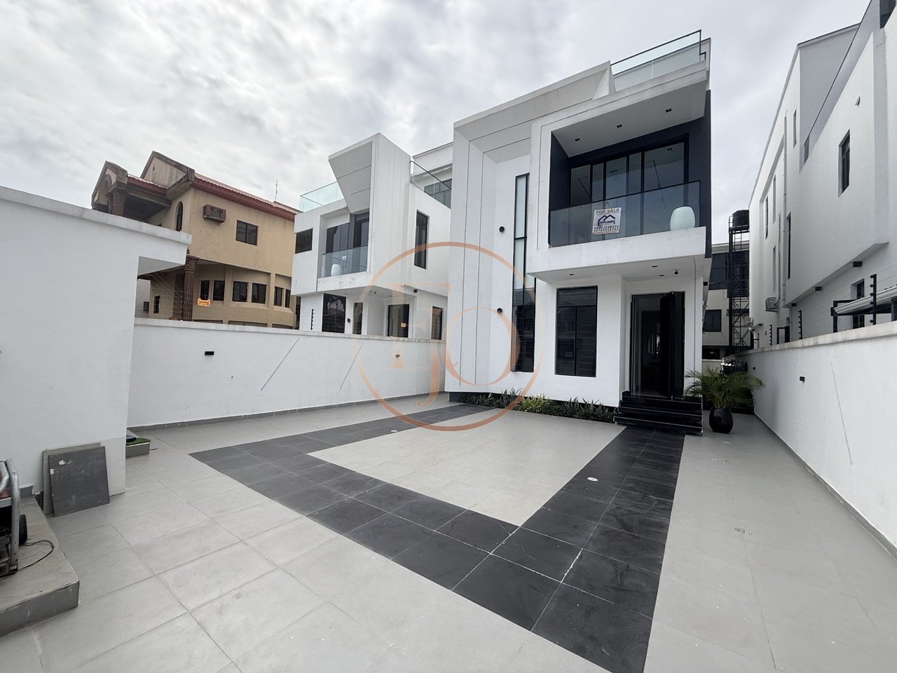 Lovely 5 Bedroom Detached House with Private Pool