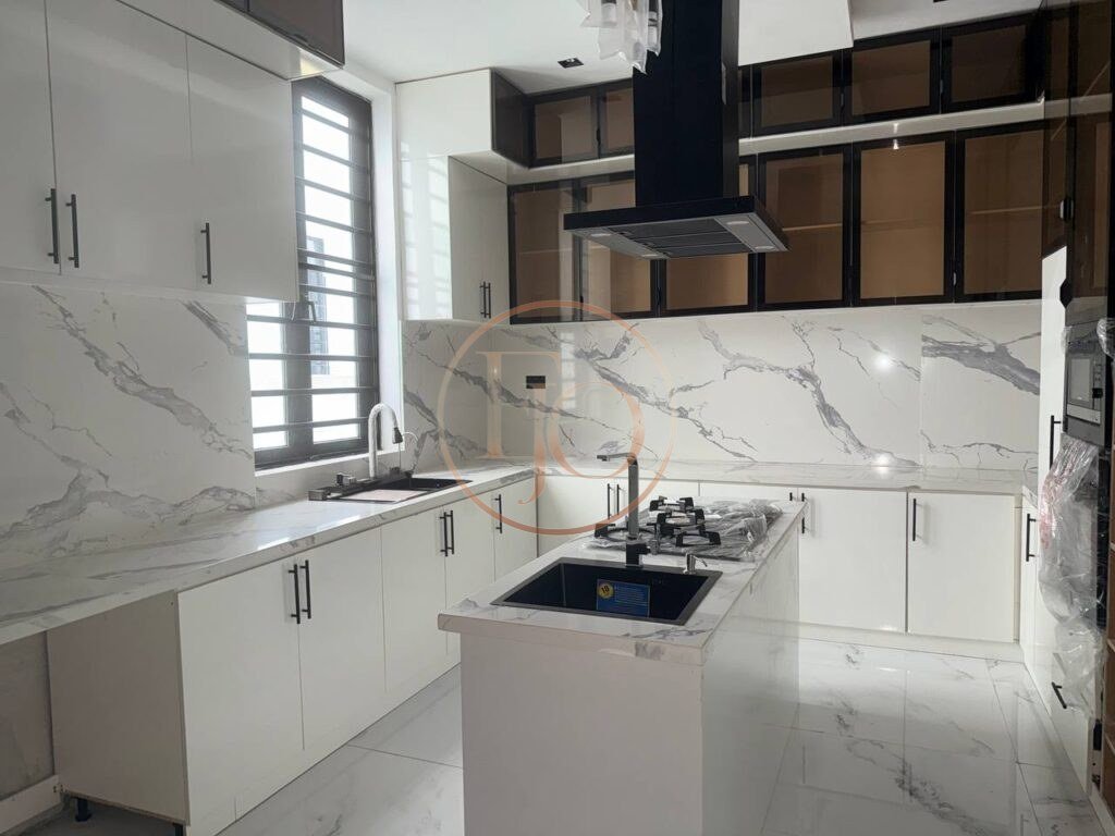Lovely 5 Bedroom Detached House with Private Pool