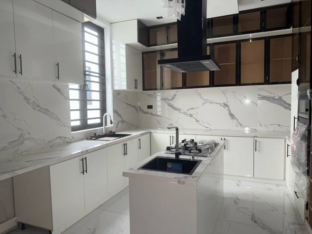 Lovely 5 Bedroom Detached House with Private Pool