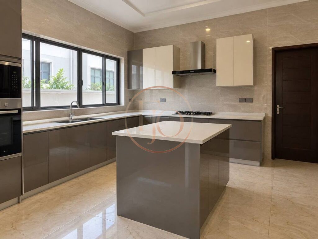 Distress Sale-Luxury 6-Bedroom Detached Mansion for Sale in Pinnock Beach