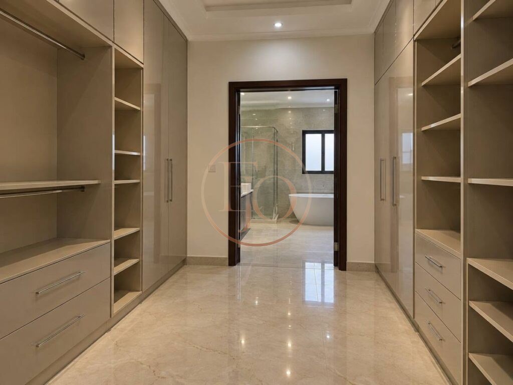 Distress Sale-Luxury 6-Bedroom Detached Mansion for Sale in Pinnock Beach