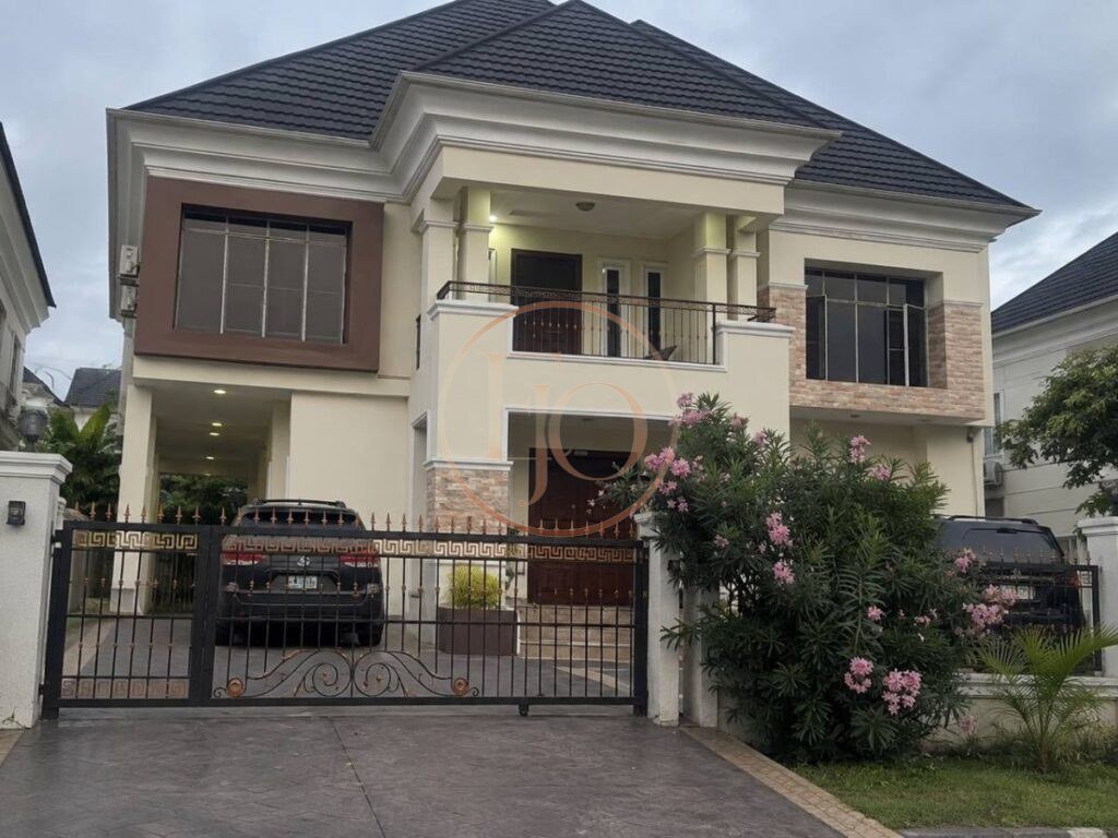 Distress Sale-Luxury 6-Bedroom Detached Mansion for Sale in Pinnock Beach