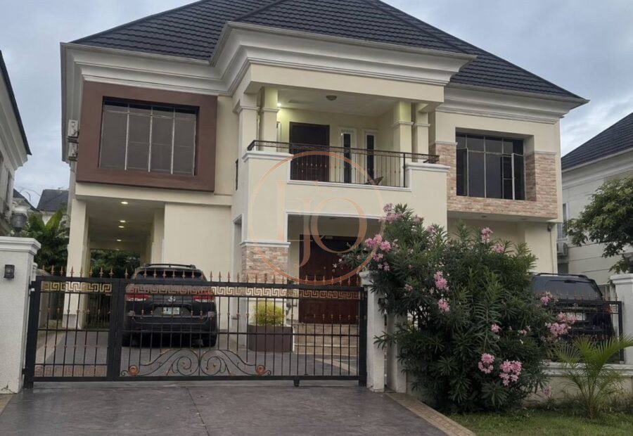 Distress Sale-Luxury 6-Bedroom Detached Mansion for Sale in Pinnock Beach